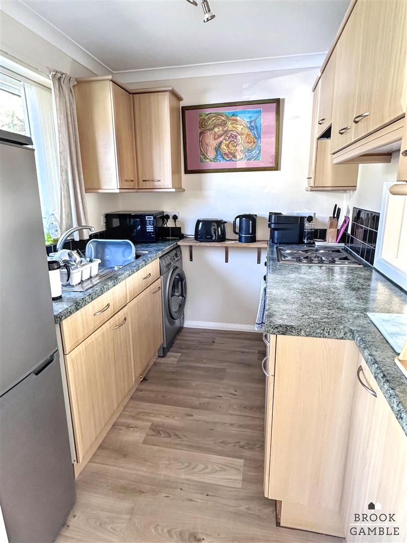1 Bedroom Bungalow. Broomfield Street in Eastbourne,  4